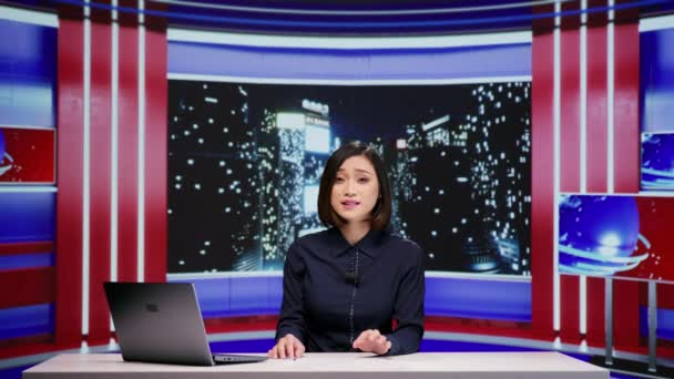 アジアのニュースアンカーホスティングテレビの新しい国際的な材料について議論するライブ放送 世界のニュースを発表する女性ジャーナリスト 最新の発表にコメント — ストック動画