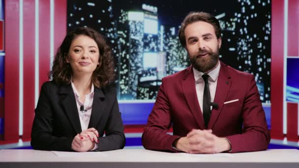 Reporter Team Moderiert Late Night Show Über Die Neuesten Promi — Stockvideo