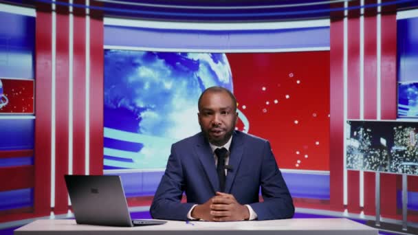 아프리카계 미국인 텔레비젼 뉴스는 뉴스방송 텔레비젼 내용을 사건을 선물하는 스튜디오에 — 비디오