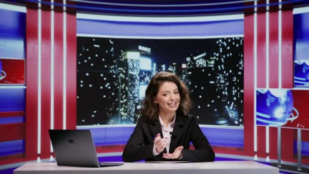 Conduttore Talk Show Serale Donna Andare Diretta Sul Programma Televisivo — Video Stock