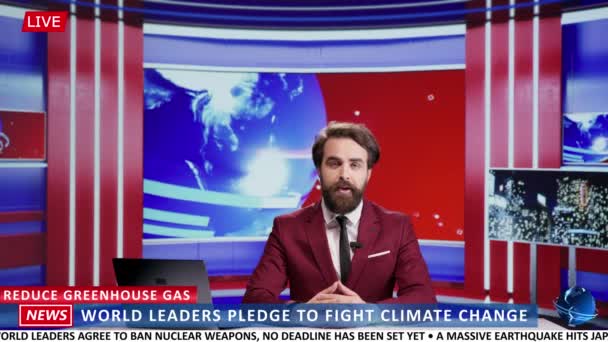 新闻主讲人介绍了气候变化事件 谈到了世界领导人为应对全球变暖和帮助保护环境而开展的活动 男记者在电视节目中工作 — 图库视频影像