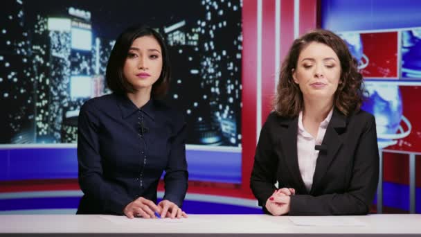 Diverse Journalists Host Night Show Live Network Presenting Breaking News — Stock Video