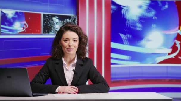 Giornalista Che Presenta Giornalmente Reportage Notizie Programmi Televisivi Diretta Parlando — Video Stock