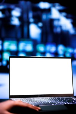 Çalışanların sunucu ana bilgisayarlarını yüksek bilgisayar gücüyle denetlemek için maket dizüstü bilgisayar kullanmaları, veri merkezinin makine öğrenme ve 3D hazırlama gibi talepkar uygulamaları desteklemesine olanak sağlaması, iş yüklerini kapatması gibi