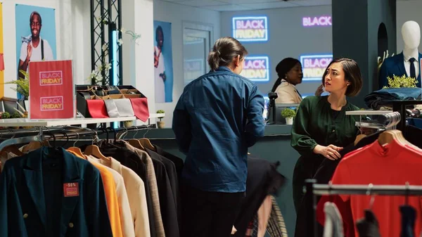 Различные Люди Спешат Выбрать Одежду Черную Пятницу Большое Событие Продаж — стоковое фото