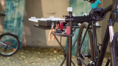 Profesyonel ekipmanlar bisiklet bakım ve onarımı için kullanılır. Kamera, arka bahçedeki motor ayarlama ve restorasyon için kurulmuş farklı özel çalışma araçlarını yakalar..