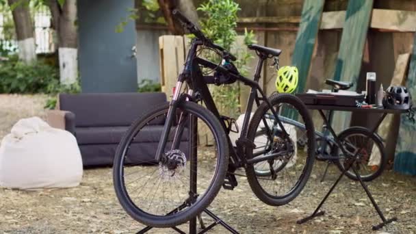 Vista Bicicleta Puesto Reparación Rodeado Equipos Especializados Exterior Para Mantenimiento — Vídeos de Stock