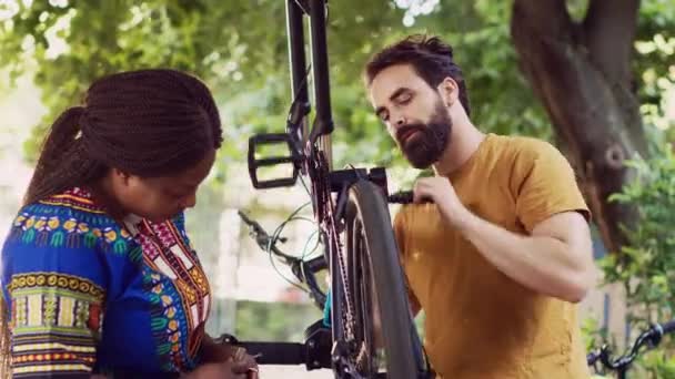 Engagiertes Paar Das Behutsam Fahrradkette Und Pedale Befestigt Sommer Freien — Stockvideo