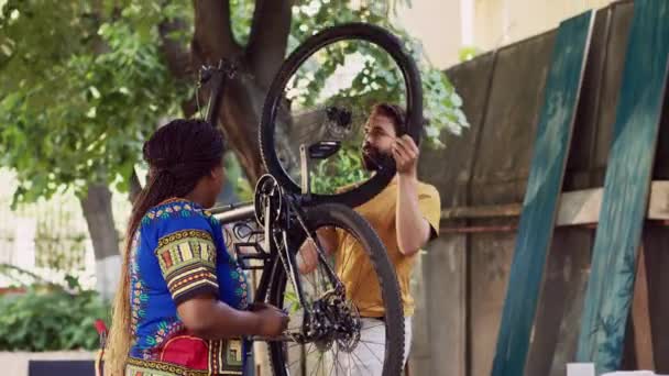 야드에서 새로운 자전거 바퀴를 스포티 친구는 보수로 Cogset를 합니다 다인종 — 비디오