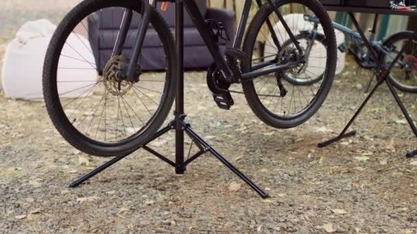 Detaljerad Bild Hjul Modern Cykel Redo För Grundlig Inspektion Och — Stockvideo