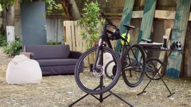 Bicicletta Appoggiata Piano Lavoro Con Utensili Specializzati Misura Regolazioni Precise — Video Stock