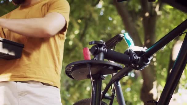 近距离观察男性高加索人手的选择和准备专业的自行车维修设备 爱好运动的男子为自行车修理和保养安排专门工具 — 图库视频影像