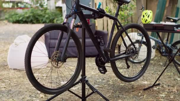 Μοντέρνο Ποδήλατο Είναι Ορατό Στην Αυλή Τοποθετείται Για Επισκευή Stand — Αρχείο Βίντεο