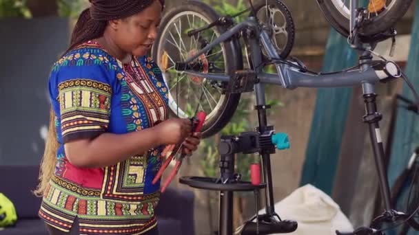 Αφιερωμένο Θηλυκό Ποδηλάτης Που Οργανώνει Εργαλεία Ποδηλάτου Από Εξειδικευμένη Εργαλειοθήκη — Αρχείο Βίντεο