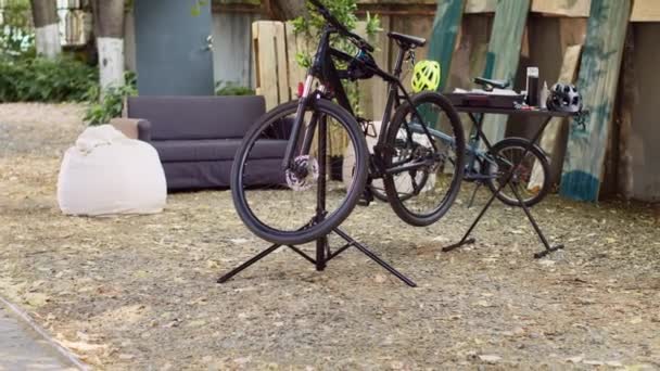 Capturado Dentro Del Marco Rompe Bicicleta Colocada Soporte Reparación Para — Vídeo de stock