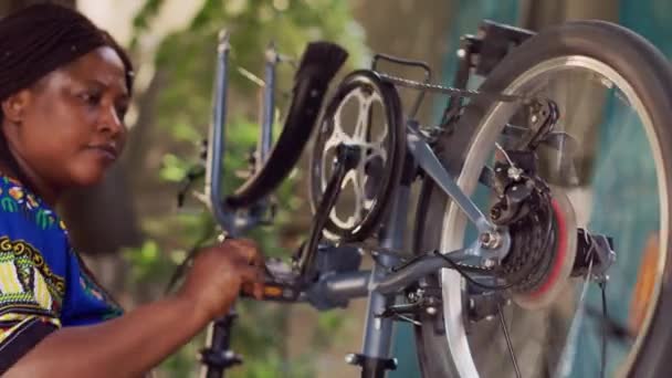 Jovem Mulher Negra Amante Esportes Segurando Ajustando Componentes Bicicleta Quintal — Vídeo de Stock