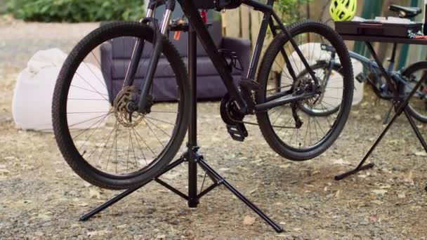 Quintal Moderna Bicicleta Preta Vista Estacionada Suporte Reparo Para Ajuste — Vídeo de Stock