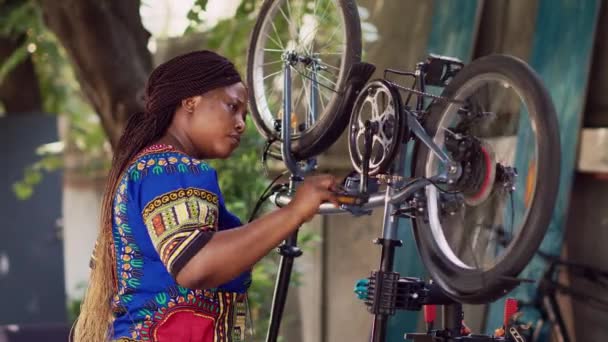 Side View Portrait Sporty Healthy Black Woman Repairing Bicycle Using — Stock Video