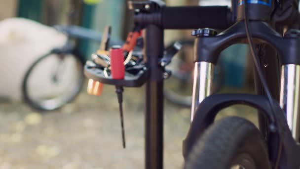 Yakınlaştırma Görüntüsü Dışarıdaki Bisiklet Bakımına Hazır Olduğunu Belirten Tamir Standında — Stok video