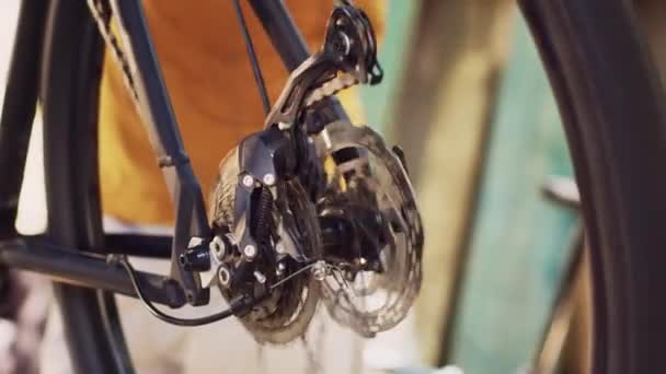 Крупним Планом Знімок Людини Обслуговує Регулює Велосипедний Задній Перемикач Когенератор — стокове відео