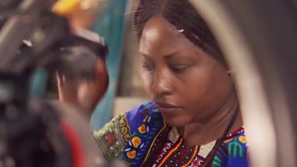Крупный План Африканской Американки Тщательно Изучающей Исправляющей Повреждения Обода Современного — стоковое видео