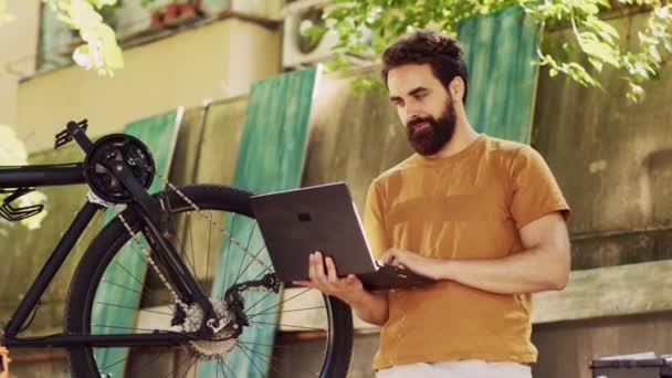 온라인 설명서와 자전거를 자신의 노트북을 코카서스 사람을 자전거 보수에 지침을 — 비디오