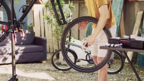 야드에 전문화 장비와 자전거 활기찬 스포츠 코카서스 자전거 사이클링 — 비디오