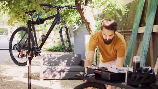 자전거 부품을 코카서스 부서진 바퀴를 분리하고 자전거 부품을 검사하는 결정된 — 비디오