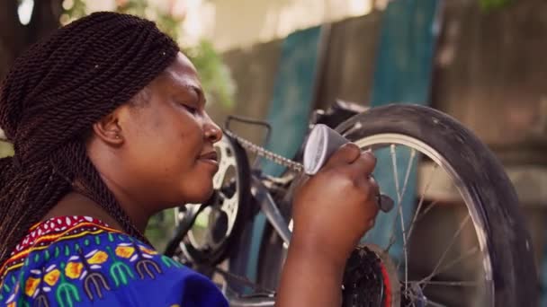 아프리카계 사이클리스트의 클로즈업 사이클링에 자전거 체인을 그녀의 녹스는 자전거를 유지하기 — 비디오