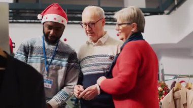 Noel çılgınlığı sırasında yaşlı çiftlere yardım eden Xmas moda butiği perakendecisi. Bayram döneminde yaşlı müşterilere danışmanlık yapan işçiler