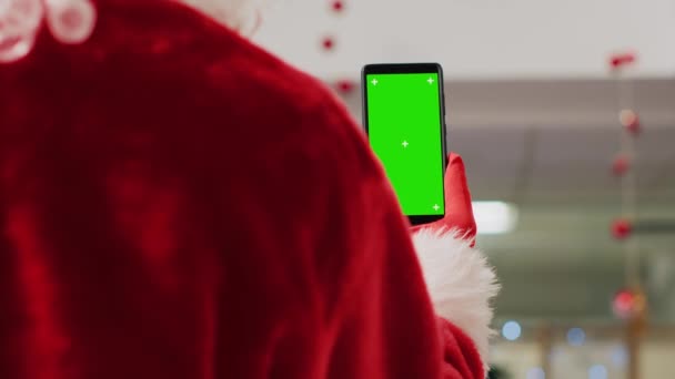 Manager Weihnachtsschmuck Einkaufszentrum Trägt Weihnachtsmann Anzug Hält Smartphone Attrappe Liest — Stockvideo