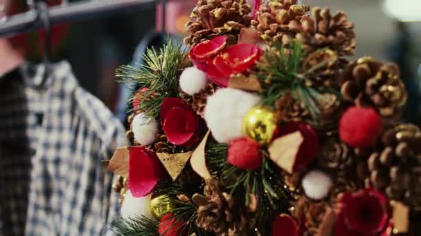 Dolly Out Shot Celebrative Χριστουγεννιάτικο Στεφάνι Διακοσμημένο Κουκουνάρια Που Κρέμονται — Αρχείο Βίντεο