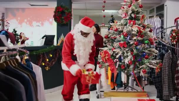 Joyful African American Worker Dressed Santa Claus Christmas Ornate Shopping — Stock Video