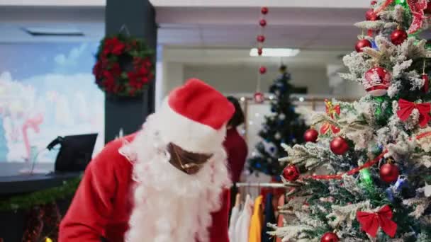 Közelkép Egy Alkalmazottról Aki Télapónak Öltözött Karácsonyi Témájú Bevásárlóközpontban Kiskereskedelmi — Stock videók
