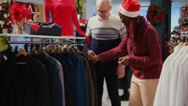 African American Shop Manager Säljer Stilren Kavaj Till Rika Äldre — Stockvideo