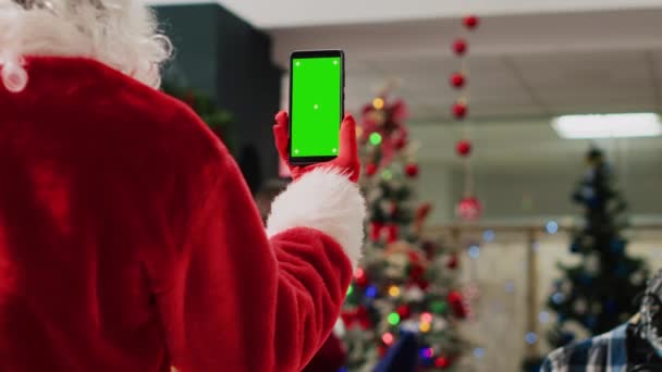 Noel Baba Kostümü Giyen Elinde Sahte Telefon Tutan Kış Tatili — Stok video
