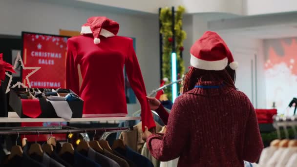 모자를 아프리카계 미국인 크리스마스 상점에서 의류를 아시아 클라이언트를 고객을 — 비디오