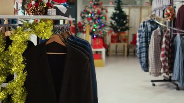 过冬的时候 在装饰精美的圣诞树 金银花饰物 红包礼物和其他装饰品堆满的节庆服装商店里 尽情地拍照 — 图库视频影像