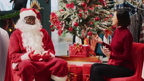 Mulher Asiática Engajar Conversa Com Empregado Personificando Papai Noel Durante — Vídeo de Stock