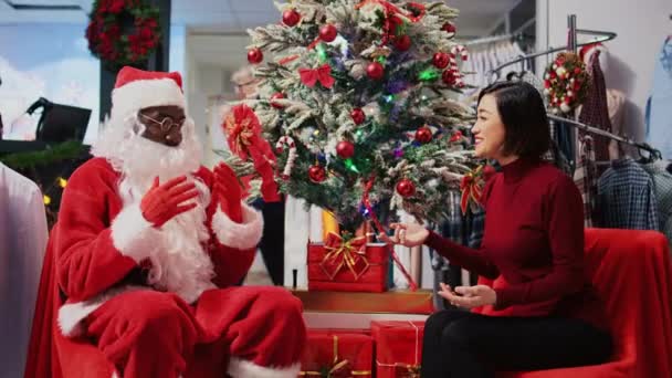 Dolly Záběr Pracovníka Působí Jako Santa Claus Sedí Vedle Vánočního — Stock video