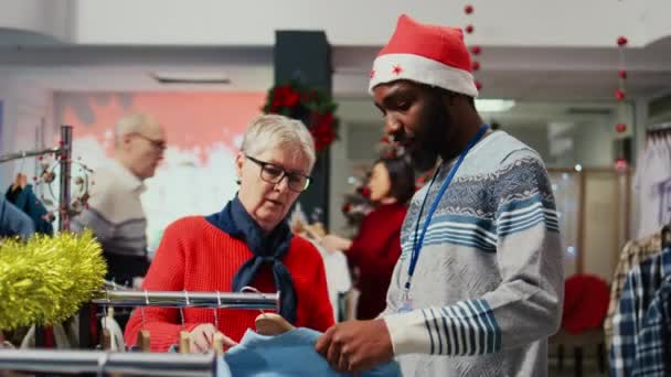 Verouderde Klant Bladert Door Kleding Feestelijke Kerstmis Sierlijke Shopping Mall — Stockvideo