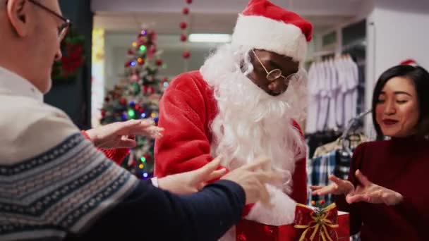 Asistente Venta Por Menor Que Usa Traje Santa Claus Tienda — Vídeos de Stock