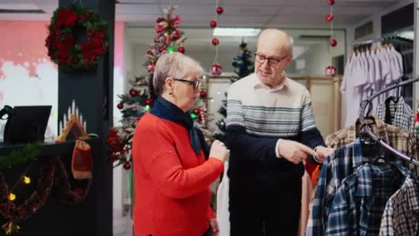 Fahndungsbild Eines Älteren Ehepaares Das Während Eines Weihnachtseinkaufs Einem Festlich — Stockvideo
