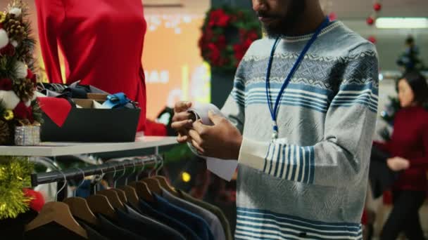 Afro Amerikan Işçilerinin Noel Süslü Alışveriş Merkezi Moda Butiğindeki Şık — Stok video