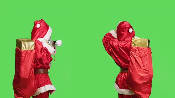 Punctueel Santa Controleert Tijd Polshorloge Terwijl Hij Draagt Rode Zak — Stockfoto