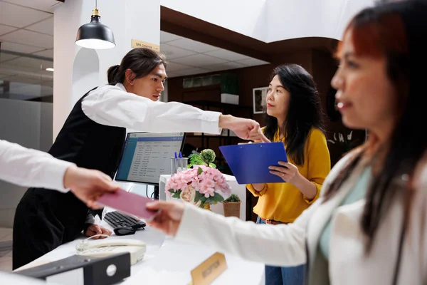 Hotelmedewerker Helpt Nieuwe Klant Met Registratieformulier Bij Receptie Aziatische Mannelijke — Stockfoto