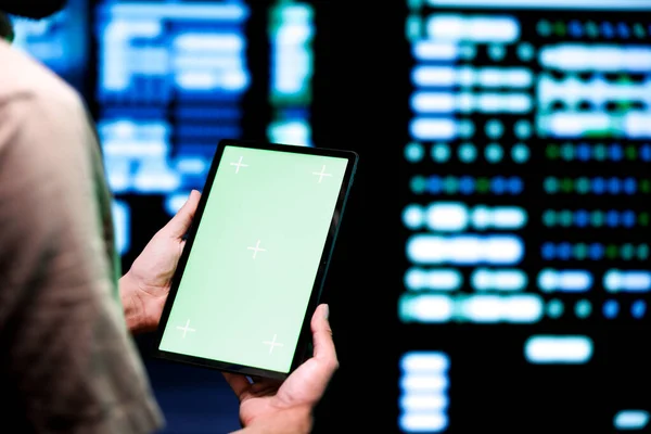 Admin Utilizza Tablet Schermo Verde Eseguire Manutenzione Elevata Larghezza Banda — Foto Stock