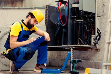 Dışarıdaki havalandırma için vasıflı işçiler yıllık bakım ve bozuk iç parçaları aramak için görevlendirildi. Hvac sistem denetimi yapan yetkili bir telgraf memuru, panoya rapor yazıyor