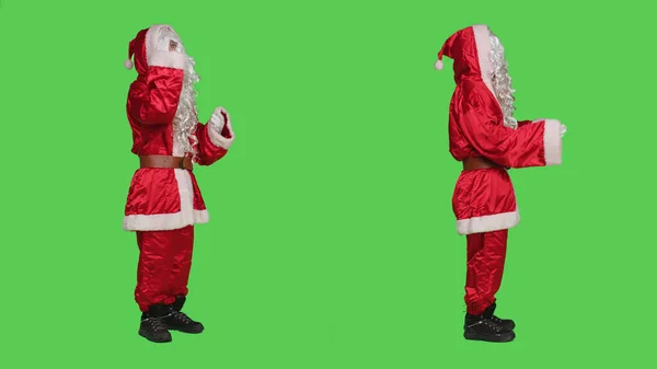 圣诞老人与人争斗 为全身绿屏争论不休 年少无知的圣诞老人穿着红色的季节性服装 在寒假活动中发生冲突 — 图库照片