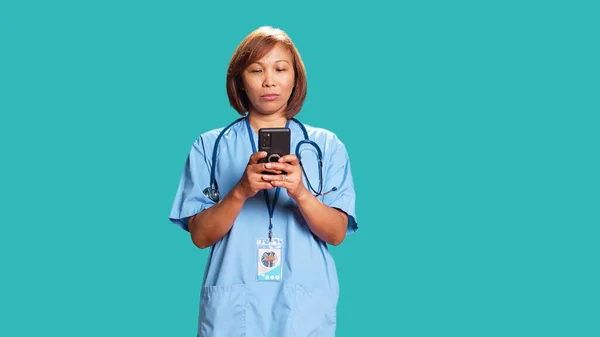 Bonne Infirmière Textos Sur Smartphone Pendant Travail Profiter Pause Spécialiste — Photo